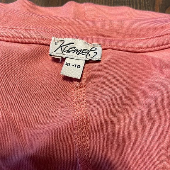 Womens Kismet Size XL scoop neck tee in pink. - Picture 2 of 4